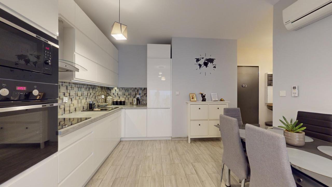 Family House Near The Market Square -Perfect For Family & Business Stays - Ksiecia Witolda Street 500 Steps To Market Square - 2 Bedrooms,2 Parking Places Wrocław Exterior foto